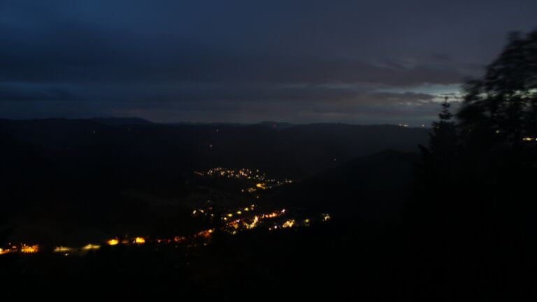 Dieses Bild zeigt eine Webcam-Aufnahme vom Achertal, aufgenommen am Donnerstag, den 04.06.2026 um 22:20 Uhr. Die Temperatur betrug 10.4°C.