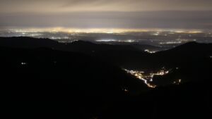 Dieses Bild zeigt eine Webcam-Aufnahme vom Achertal, aufgenommen am Samstag, den 20.12.2025 um 21:00 Uhr. Die Temperatur betrug 8.9°C.