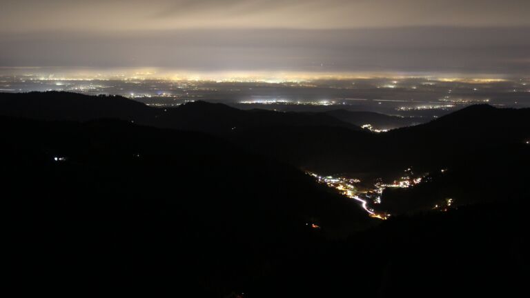 Dieses Bild zeigt eine Webcam-Aufnahme vom Achertal, aufgenommen am Samstag, den 20.12.2025 um 21:00 Uhr. Die Temperatur betrug 8.9°C.