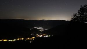 Dieses Bild zeigt eine Webcam-Aufnahme vom Achertal, aufgenommen am Donnerstag, den 18.06.2026 um 01:00 Uhr. Die Temperatur betrug 21.7°C.