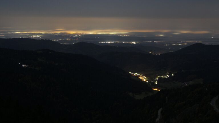Dieses Bild zeigt eine Webcam-Aufnahme vom Achertal, aufgenommen am Sonntag, den 12.10.2025 um 06:10 Uhr. Die Temperatur betrug 5.9°C.