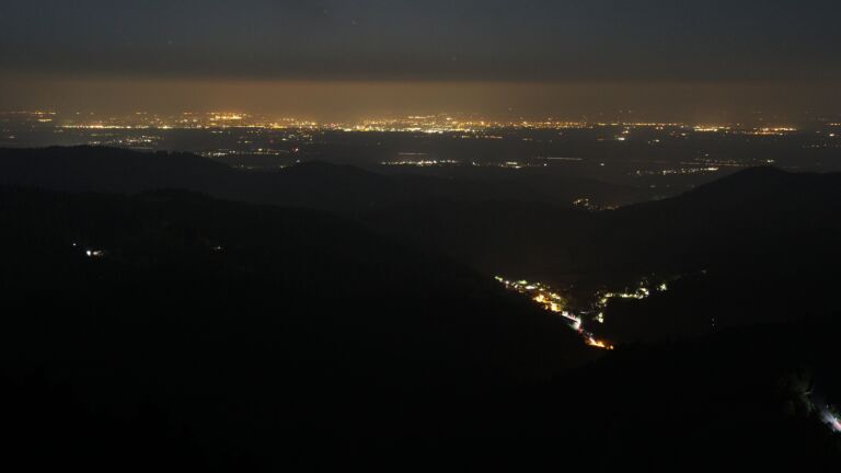 Dieses Bild zeigt eine Webcam-Aufnahme vom Achertal, aufgenommen am Montag, den 13.10.2025 um 00:00 Uhr. Die Temperatur betrug 6°C.