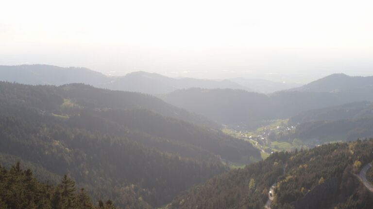 Dieses Bild zeigt eine Webcam-Aufnahme vom Achertal, aufgenommen am Donnerstag, den 16.04.2026 um 19:10 Uhr. Die Temperatur betrug 12.9°C.