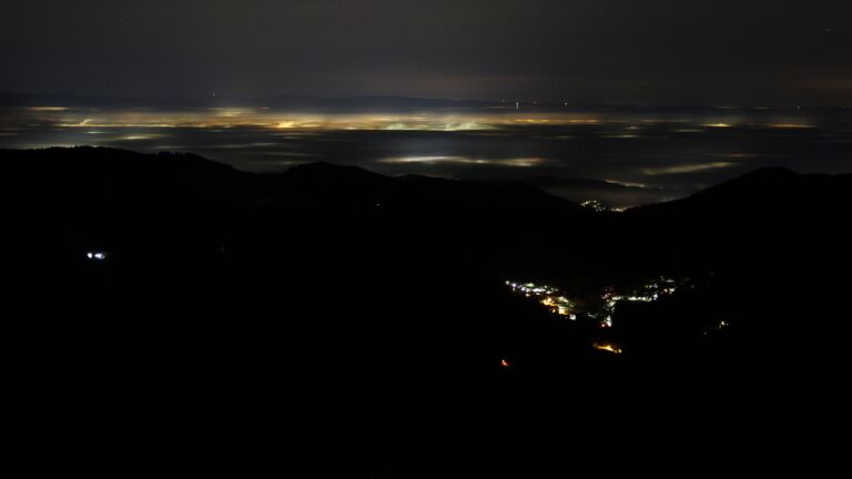 Dieses Bild zeigt eine Webcam-Aufnahme vom Achertal, aufgenommen am Dienstag, den 16.12.2025 um 02:00 Uhr. Die Temperatur betrug 10.2°C.