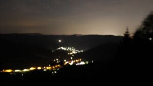 Dieses Bild zeigt eine Webcam-Aufnahme vom Achertal, aufgenommen am Freitag, den 26.06.2026 um 02:40 Uhr. Die Temperatur betrug 28°C.