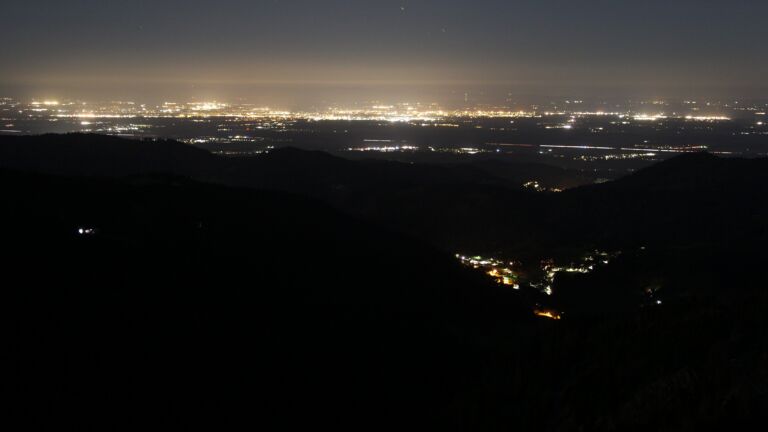 Dieses Bild zeigt eine Webcam-Aufnahme vom Achertal, aufgenommen am Dienstag, den 07.04.2026 um 03:30 Uhr. Die Temperatur betrug 6.6°C.