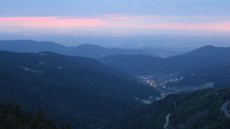 Dieses Bild zeigt eine Webcam-Aufnahme vom Achertal, aufgenommen am Samstag, den 17.05.2025 um 21:40 Uhr. Die Temperatur betrug 9°C.