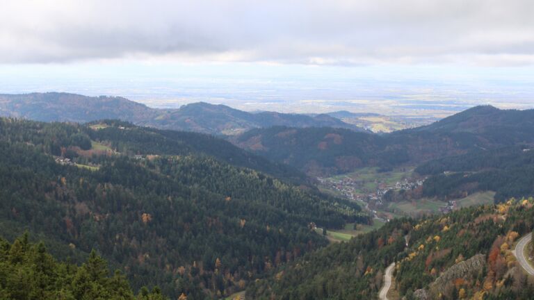 Dieses Bild zeigt eine Webcam-Aufnahme vom Achertal, aufgenommen am Montag, den 03.11.2025 um 12:20 Uhr. Die Temperatur betrug 4.9°C.