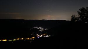Dieses Bild zeigt eine Webcam-Aufnahme vom Achertal, aufgenommen am Sonntag, den 23.08.2026 um 01:00 Uhr. Die Temperatur betrug 13.8°C.