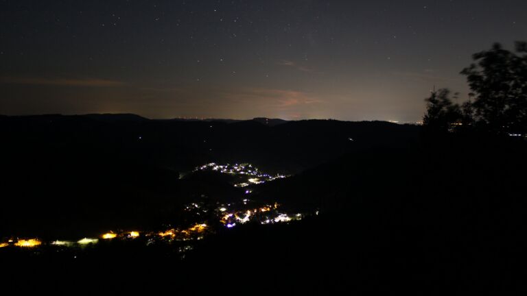 Dieses Bild zeigt eine Webcam-Aufnahme vom Achertal, aufgenommen am Sonntag, den 23.08.2026 um 01:00 Uhr. Die Temperatur betrug 13.8°C.