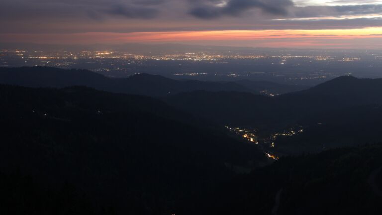 Dieses Bild zeigt eine Webcam-Aufnahme vom Achertal, aufgenommen am Sonntag, den 04.05.2025 um 21:40 Uhr. Die Temperatur betrug 3.9°C.