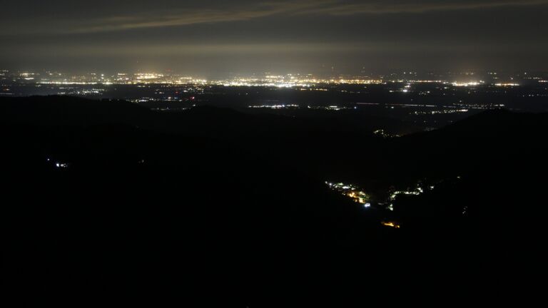 Dieses Bild zeigt eine Webcam-Aufnahme vom Achertal, aufgenommen am Montag, den 25.08.2025 um 02:30 Uhr. Die Temperatur betrug 10.6°C.