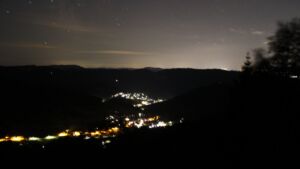 Dieses Bild zeigt eine Webcam-Aufnahme vom Achertal, aufgenommen am Montag, den 20.07.2026 um 01:30 Uhr. Die Temperatur betrug 14.1°C.