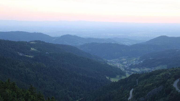 Dieses Bild zeigt eine Webcam-Aufnahme vom Achertal, aufgenommen am Freitag, den 20.06.2025 um 21:30 Uhr. Die Temperatur betrug 16.9°C.