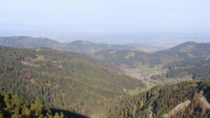 Dieses Bild zeigt eine Webcam-Aufnahme vom Achertal, aufgenommen am Freitag, den 17.04.2026 um 08:20 Uhr. Die Temperatur betrug 12.5°C.