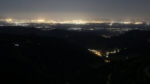 Dieses Bild zeigt eine Webcam-Aufnahme vom Achertal, aufgenommen am Freitag, den 24.04.2026 um 23:00 Uhr. Die Temperatur betrug 10.7°C.