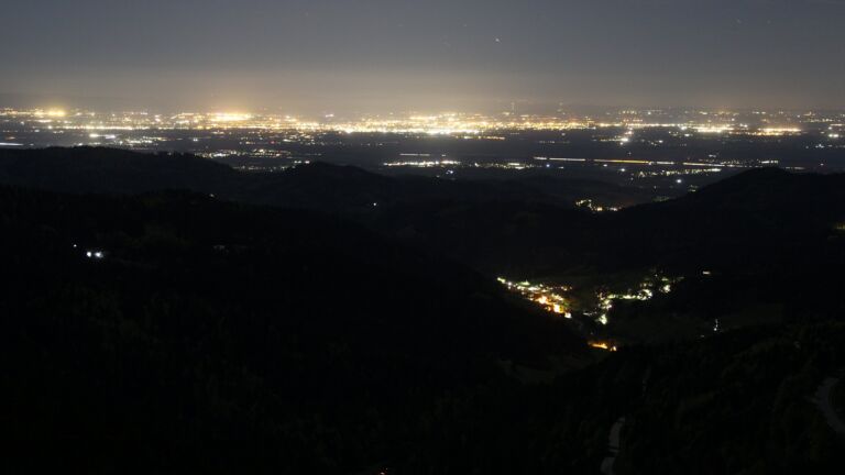 Dieses Bild zeigt eine Webcam-Aufnahme vom Achertal, aufgenommen am Freitag, den 24.04.2026 um 23:00 Uhr. Die Temperatur betrug 10.7°C.