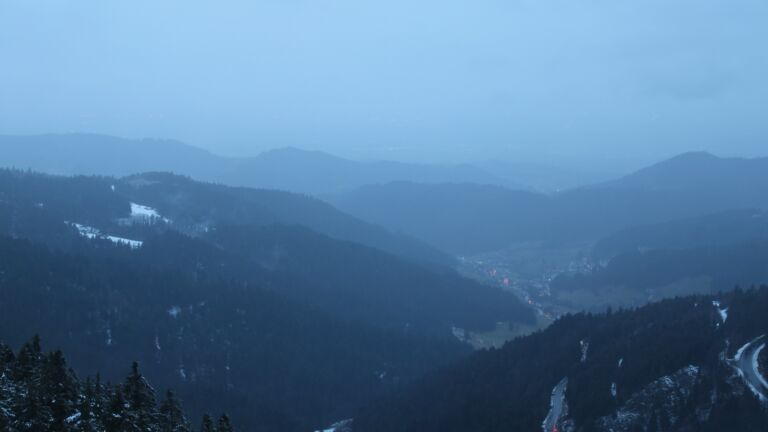 Dieses Bild zeigt eine Webcam-Aufnahme vom Achertal, aufgenommen am Dienstag, den 27.01.2026 um 17:30 Uhr. Die Temperatur betrug 2.2°C.