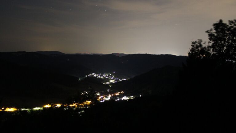 Dieses Bild zeigt eine Webcam-Aufnahme vom Achertal, aufgenommen am Sonntag, den 16.08.2026 um 01:30 Uhr. Die Temperatur betrug 25.7°C.