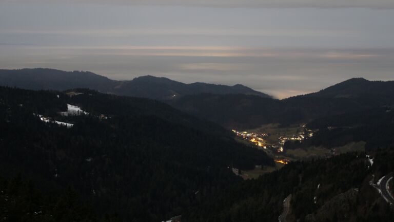 Dieses Bild zeigt eine Webcam-Aufnahme vom Achertal, aufgenommen am Samstag, den 31.01.2026 um 22:30 Uhr. Die Temperatur betrug 2.8°C.