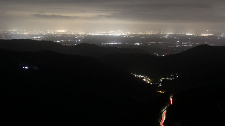 Dieses Bild zeigt eine Webcam-Aufnahme vom Achertal, aufgenommen am Dienstag, den 28.10.2025 um 05:50 Uhr. Die Temperatur betrug 3.3°C.