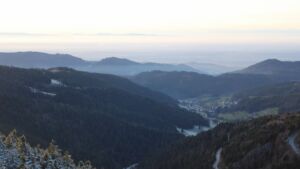 Dieses Bild zeigt eine Webcam-Aufnahme vom Achertal, aufgenommen am Montag, den 01.12.2025 um 16:20 Uhr. Die Temperatur betrug -0.4°C.