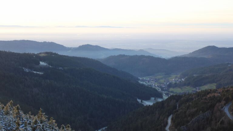 Dieses Bild zeigt eine Webcam-Aufnahme vom Achertal, aufgenommen am Montag, den 01.12.2025 um 16:20 Uhr. Die Temperatur betrug -0.4°C.