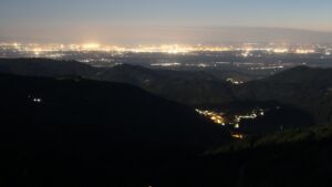 Dieses Bild zeigt eine Webcam-Aufnahme vom Achertal, aufgenommen am Freitag, den 01.05.2026 um 22:20 Uhr. Die Temperatur betrug 13.8°C.