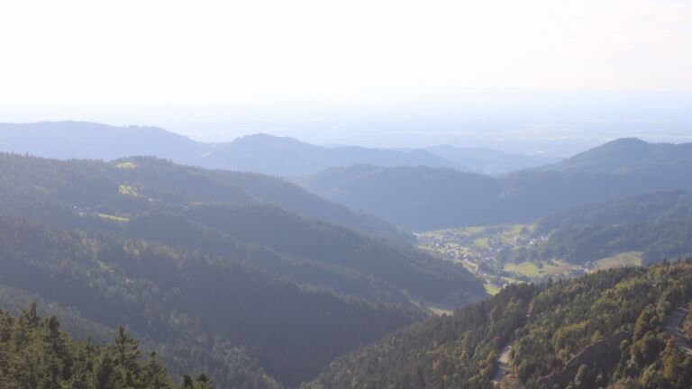 Dieses Bild zeigt eine Webcam-Aufnahme vom Achertal, aufgenommen am Samstag, den 20.09.2025 um 17:40 Uhr. Die Temperatur betrug 22.8°C.