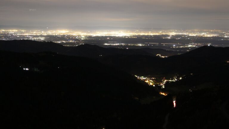 Dieses Bild zeigt eine Webcam-Aufnahme vom Achertal, aufgenommen am Freitag, den 31.10.2025 um 20:00 Uhr. Die Temperatur betrug 10.8°C.