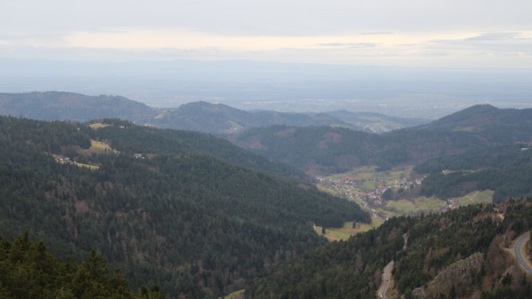 Dieses Bild zeigt eine Webcam-Aufnahme vom Achertal, aufgenommen am Freitag, den 19.12.2025 um 15:20 Uhr. Die Temperatur betrug 7.1°C.