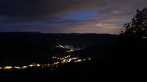 Dieses Bild zeigt eine Webcam-Aufnahme vom Achertal, aufgenommen am Freitag, den 15.05.2026 um 22:20 Uhr. Die Temperatur betrug 4.4°C.