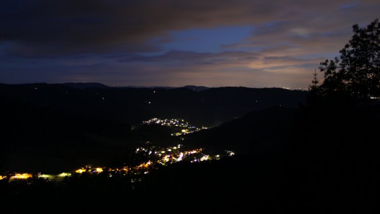 Dieses Bild zeigt eine Webcam-Aufnahme vom Achertal, aufgenommen am Freitag, den 15.05.2026 um 22:20 Uhr. Die Temperatur betrug 4.4°C.