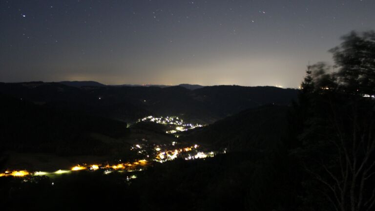 Dieses Bild zeigt eine Webcam-Aufnahme vom Achertal, aufgenommen am Samstag, den 08.08.2026 um 04:20 Uhr. Die Temperatur betrug 17.9°C.