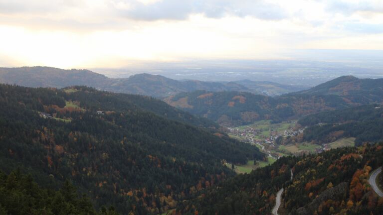 Dieses Bild zeigt eine Webcam-Aufnahme vom Achertal, aufgenommen am Samstag, den 25.10.2025 um 17:30 Uhr. Die Temperatur betrug 4.6°C.
