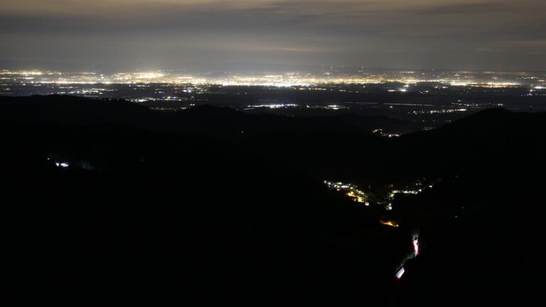 Dieses Bild zeigt eine Webcam-Aufnahme vom Achertal, aufgenommen am Samstag, den 01.11.2025 um 05:50 Uhr. Die Temperatur betrug 11.8°C.