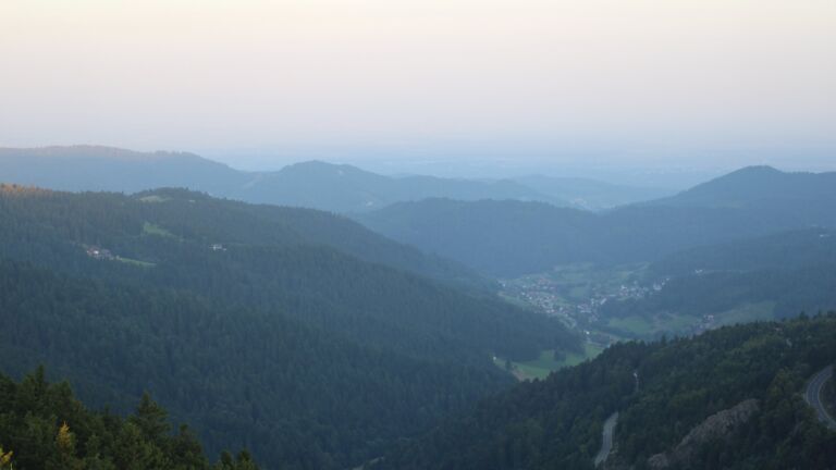 Dieses Bild zeigt eine Webcam-Aufnahme vom Achertal, aufgenommen am Dienstag, den 12.08.2025 um 06:40 Uhr. Die Temperatur betrug 18.8°C.