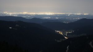 Dieses Bild zeigt eine Webcam-Aufnahme vom Achertal, aufgenommen am Freitag, den 27.02.2026 um 01:00 Uhr. Die Temperatur betrug 9.8°C.