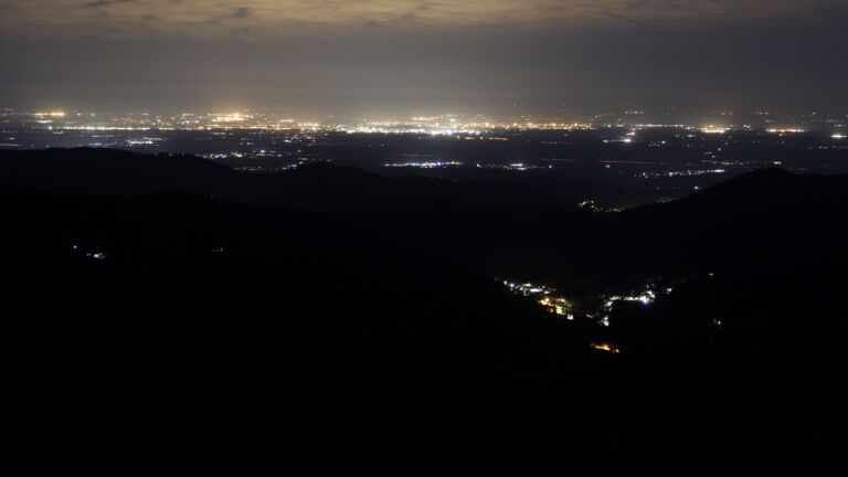 Dieses Bild zeigt eine Webcam-Aufnahme vom Achertal, aufgenommen am Freitag, den 02.05.2025 um 04:30 Uhr. Die Temperatur betrug 17.2°C.