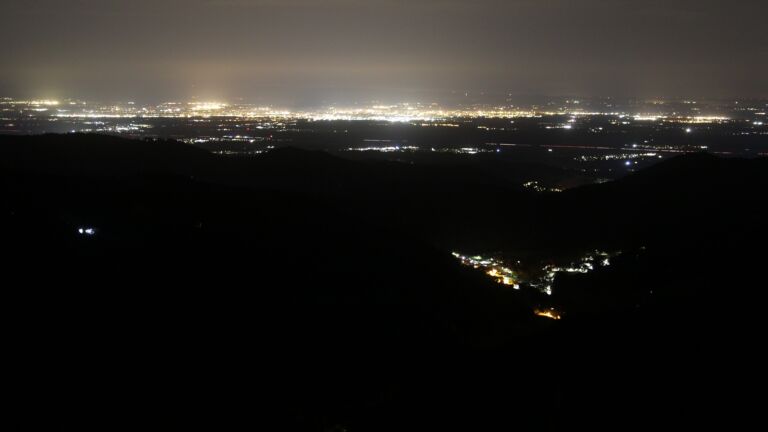 Dieses Bild zeigt eine Webcam-Aufnahme vom Achertal, aufgenommen am Freitag, den 14.11.2025 um 00:00 Uhr. Die Temperatur betrug 16°C.