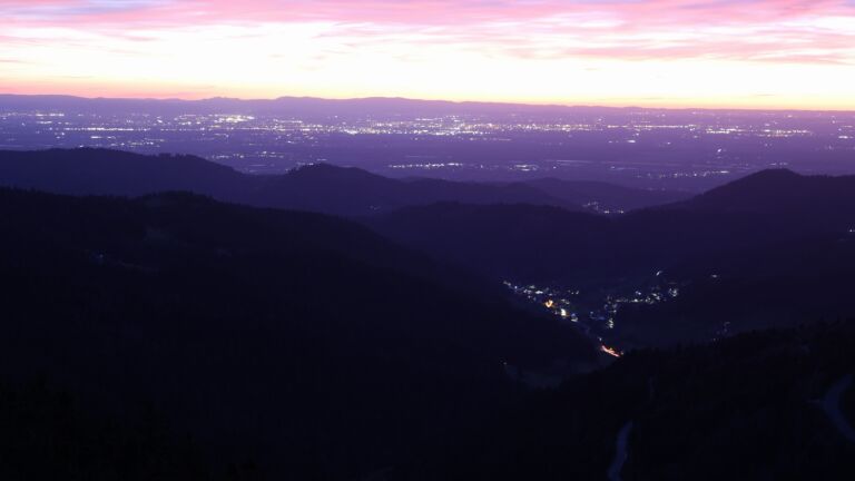 Dieses Bild zeigt eine Webcam-Aufnahme vom Achertal, aufgenommen am Montag, den 06.04.2026 um 20:50 Uhr. Die Temperatur betrug 10.5°C.