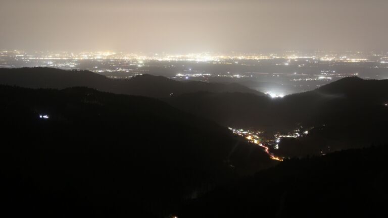 Dieses Bild zeigt eine Webcam-Aufnahme vom Achertal, aufgenommen am Freitag, den 14.11.2025 um 19:30 Uhr. Die Temperatur betrug 15°C.