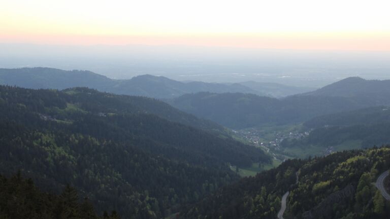 Dieses Bild zeigt eine Webcam-Aufnahme vom Achertal, aufgenommen am Mittwoch, den 30.04.2025 um 20:50 Uhr. Die Temperatur betrug 15.7°C.