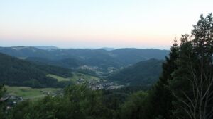 Dieses Bild zeigt eine Webcam-Aufnahme vom Achertal, aufgenommen am Samstag, den 11.07.2026 um 21:30 Uhr. Die Temperatur betrug 24.7°C.