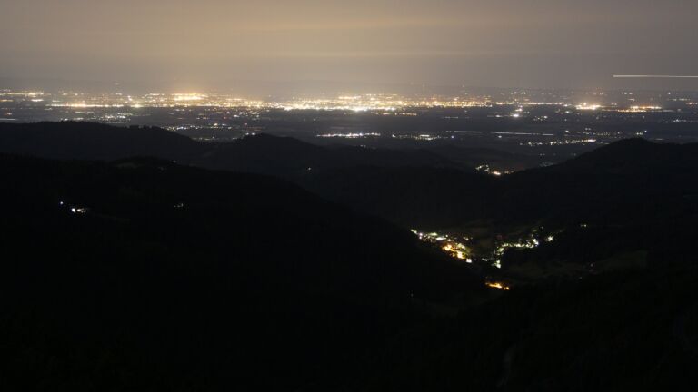 Dieses Bild zeigt eine Webcam-Aufnahme vom Achertal, aufgenommen am Sonntag, den 08.06.2025 um 23:40 Uhr. Die Temperatur betrug 7°C.