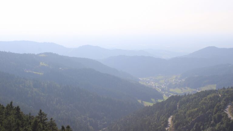 Dieses Bild zeigt eine Webcam-Aufnahme vom Achertal, aufgenommen am Sonntag, den 10.08.2025 um 17:40 Uhr. Die Temperatur betrug 20.4°C.