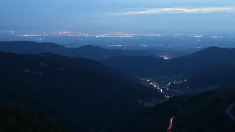 Dieses Bild zeigt eine Webcam-Aufnahme vom Achertal, aufgenommen am Samstag, den 31.05.2025 um 22:10 Uhr. Die Temperatur betrug 14.6°C.