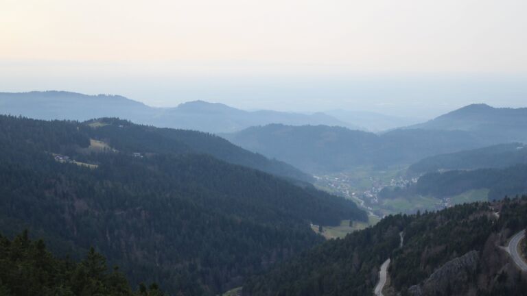 Dieses Bild zeigt eine Webcam-Aufnahme vom Achertal, aufgenommen am Freitag, den 06.03.2026 um 17:40 Uhr. Die Temperatur betrug 10.9°C.