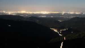 Dieses Bild zeigt eine Webcam-Aufnahme vom Achertal, aufgenommen am Freitag, den 01.05.2026 um 22:30 Uhr. Die Temperatur betrug 13.5°C.
