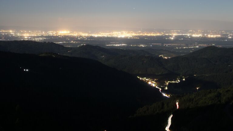 Dieses Bild zeigt eine Webcam-Aufnahme vom Achertal, aufgenommen am Freitag, den 01.05.2026 um 22:30 Uhr. Die Temperatur betrug 13.5°C.